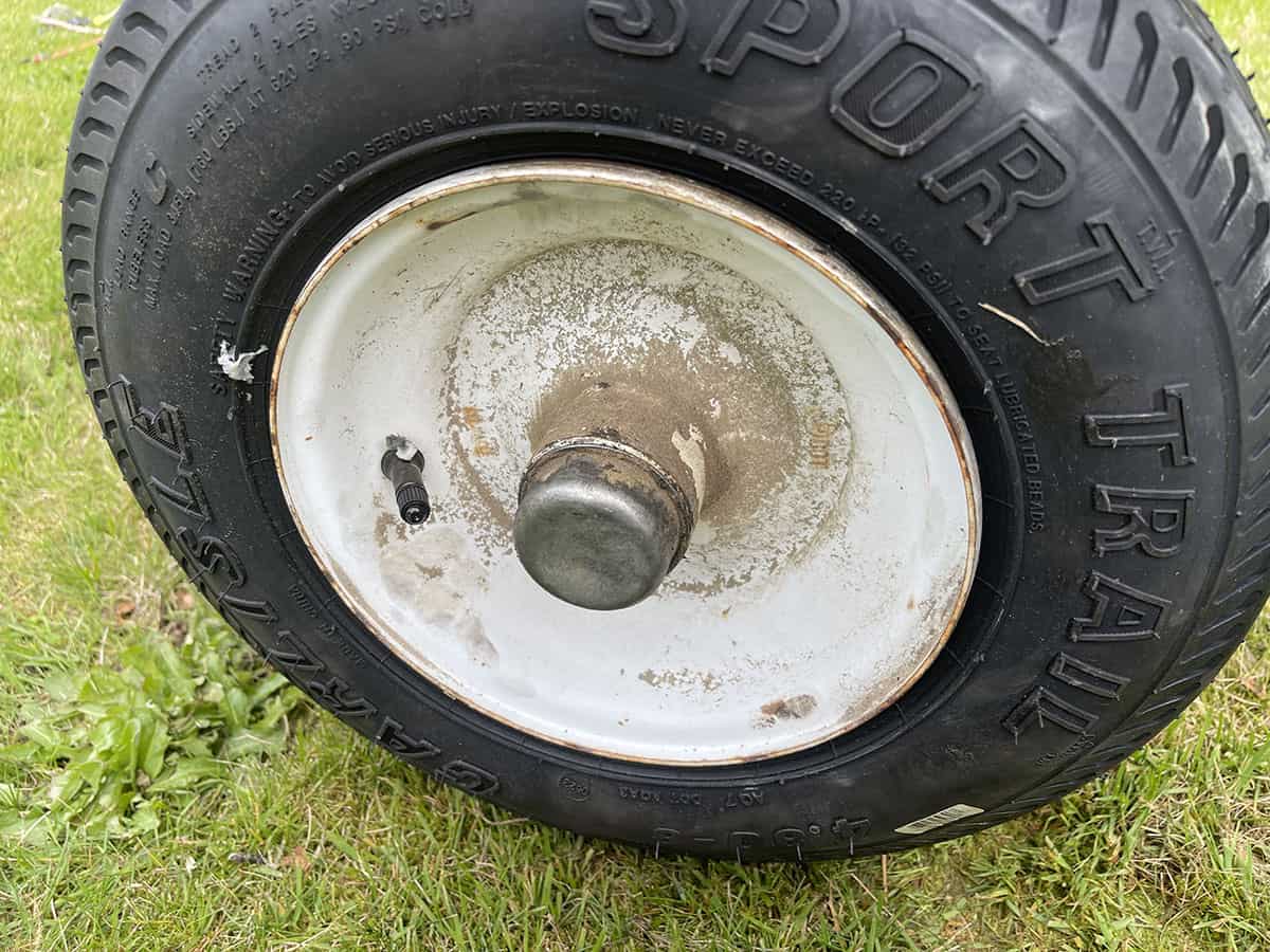 How to Remove a Trailer Wheel That Doesn’t Have Lugs